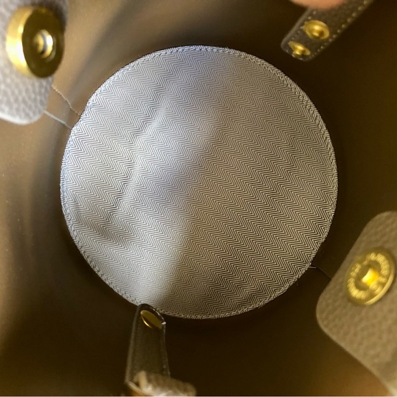 Taupe leather bucket bag with gold toned hardware, new - Picture 5 of 6